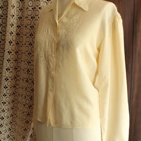 Vintage 1930s 1940s Blouse, Volup Yellow Silk with White Eyelet Embroidery - Picture 6 of 10